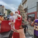 Festa de Natal na AMACRIS Associação de Moradores da Vila Cristália em SP a CRYA junto da diretoria da associação fez a festa na rua para as crianças e familiares distribuição de presentes, brincadeiras e fotos com Papai Noel.