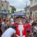 Festa de Natal na AMACRIS Associação de Moradores da Vila Cristália em SP a CRYA junto da diretoria da associação fez a festa na rua para as crianças e familiares distribuição de presentes, brincadeiras e fotos com Papai Noel.