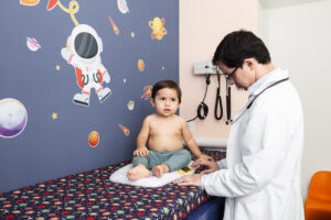 Médico avaliando bebê. Uretrocistografia Infantil